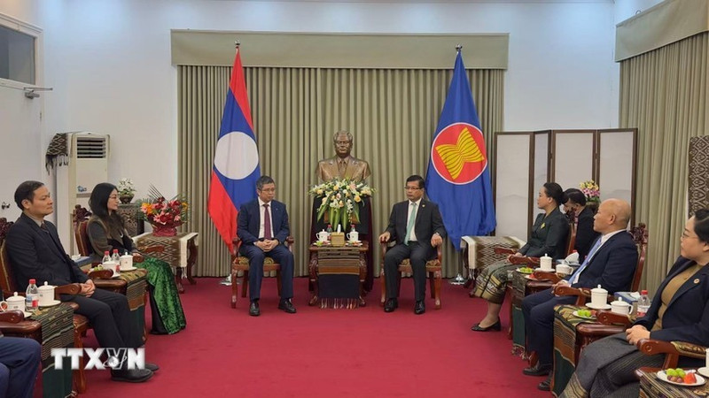 Le 1er décembre à Pékin, l’ambassadeur du Vietnam en Chine, Pham Thanh Binh, est venu féliciter l’ambassade du Laos. Photo : VNA.