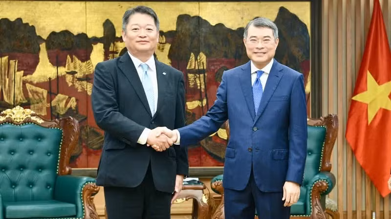 Le Premier ministre Le Minh Hung (droite) et Nagasaki Kotaro, gouverneur de la préfecture japonaise de Yamanashi. Photo : NDEL.