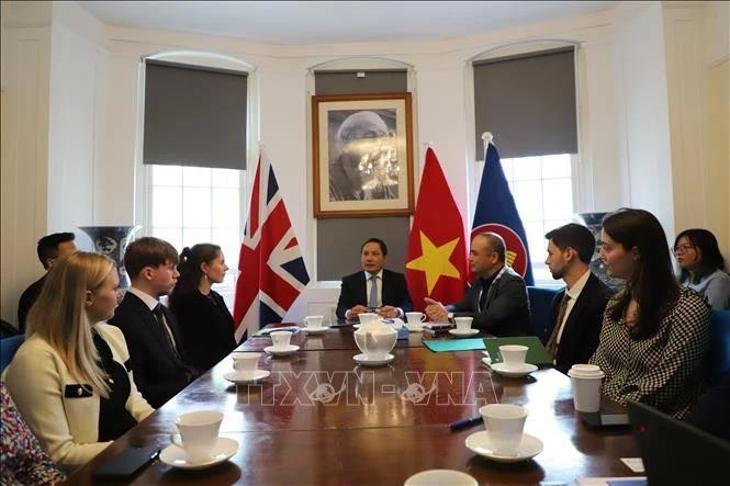 L'ambassadeur du Vietnam au Royaume-Uni, Dô Minh Hung (au centre) s'exprime lors de l'événement. Photo : VNA.