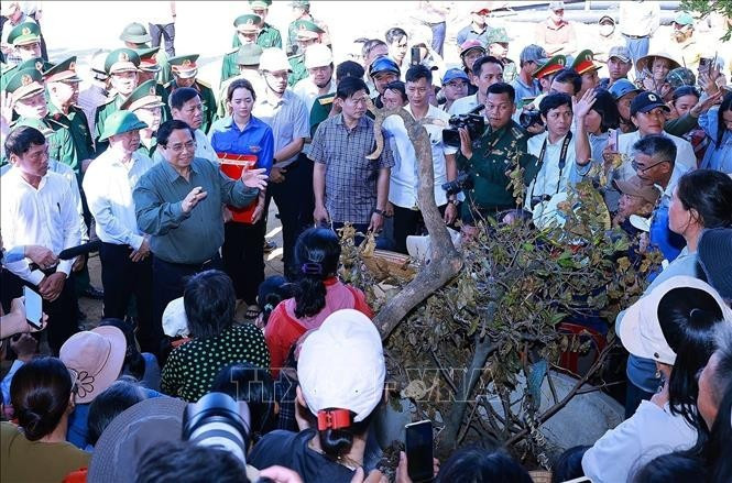 Le Premier ministre Pham Minh Chinh rend visite aux sinistrés de la commune de Da Gi, province de Gia Lai. Photo : VNA.