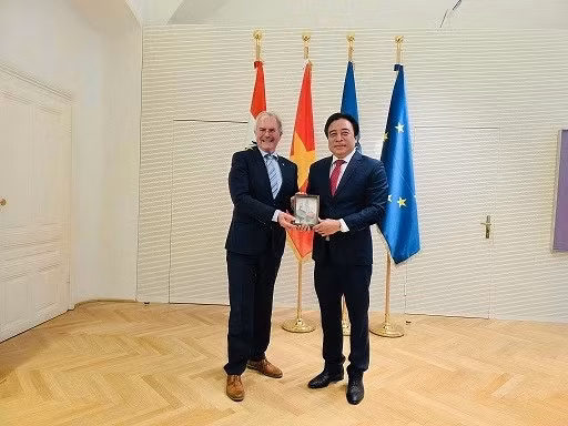 Le président du Comité populaire de la ville de Hué, Nguyen Khac Toan, et M. Karl Wilfing, président du Parlement de Basse-Autriche. Photo : baoquocte.vn