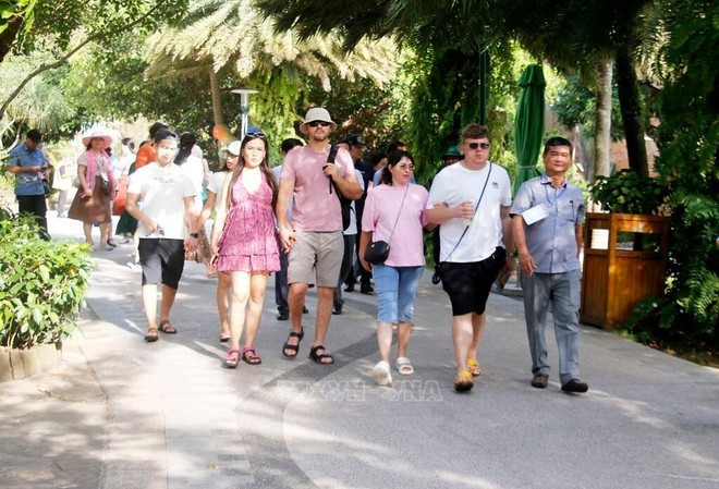 Touristes visitant Hon Thom, zone spéciale de Phu Quoc (An Giang). Photo: VNA