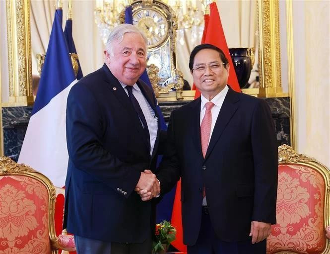 Le Premier ministre Pham Minh Chinh (droite) et le président du Sénat français, Gérard Larcher à Paris. Photo : VNA.