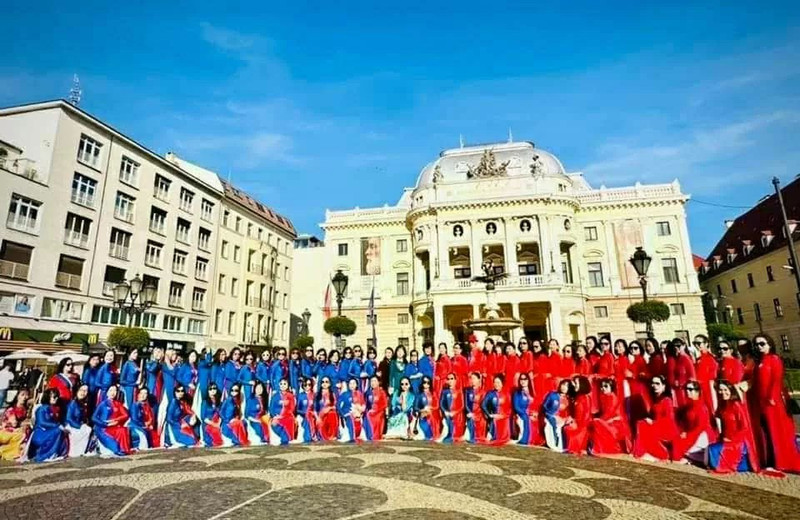 Le programme « Việt Phục bộ hành châu Âu » se déroulera simultanément dans de nombreuses grandes villes d’Europe. Photo : baoquocte.vn