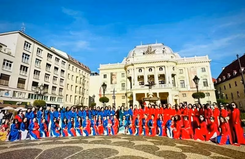 Le programme « Việt Phục bộ hành châu Âu » se déroulera simultanément dans de nombreuses grandes villes d’Europe. Photo : baoquocte.vn