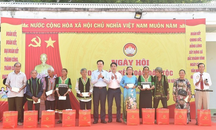  Le vice-Premier ministre Mai Van Chinh remet des cadeaux aux habitants de la commune de Bac Khanh Vinh. Photo : VGP.