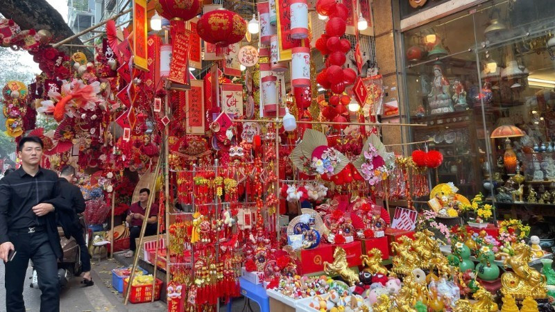Le marché des décorations s'emballe pour le Têt. Photo: VNA
