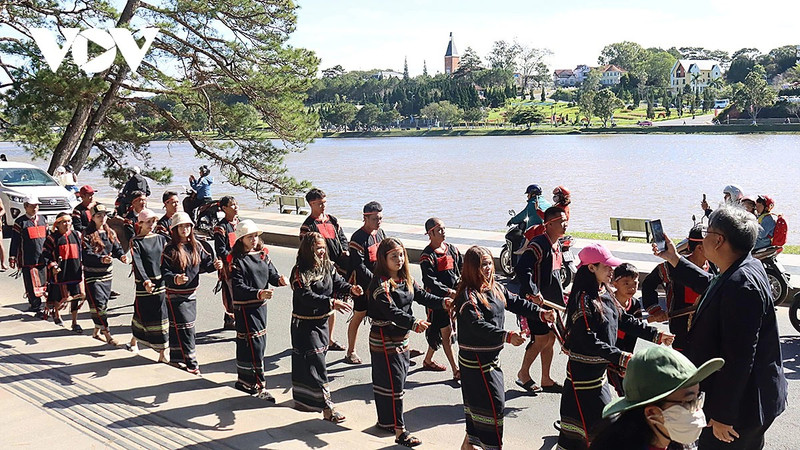 Le festival de rue de Da Lat, qui rassemble des artisans issus de groupes ethniques minoritaires des Hauts Plateaux du Centre, attire aussi bien les locaux que les touristes. Photo : VOV.
