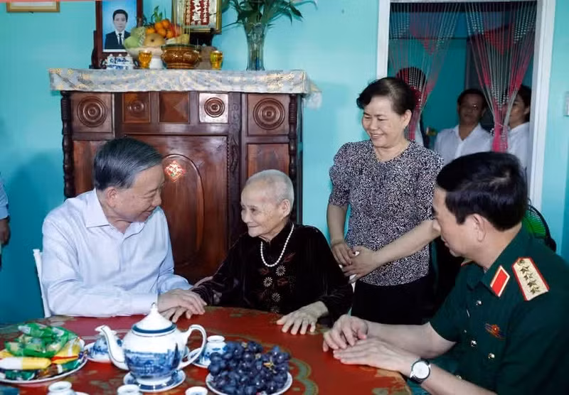 Le secrétaire général du Parti et président de la République, To Lam, rend visite à la vietnamienne héroïque, Huynh Thi Lo. Photo: VNA.