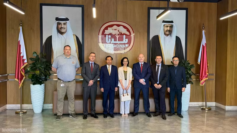 L'ambassadeur Nguyen Huy Hiep et des responsables du groupe Baladna. Photo : baoquocte.vn