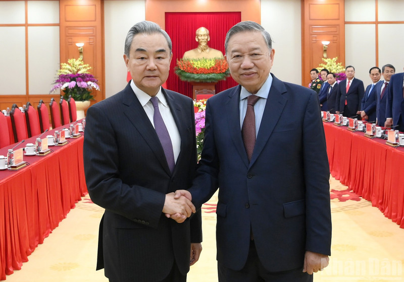 Le Secrétaire général du Parti communiste vietnamien, To Lam (à droite) et le ministre chinois des Affaires étrangères Wang Yi. Photo: NDEL