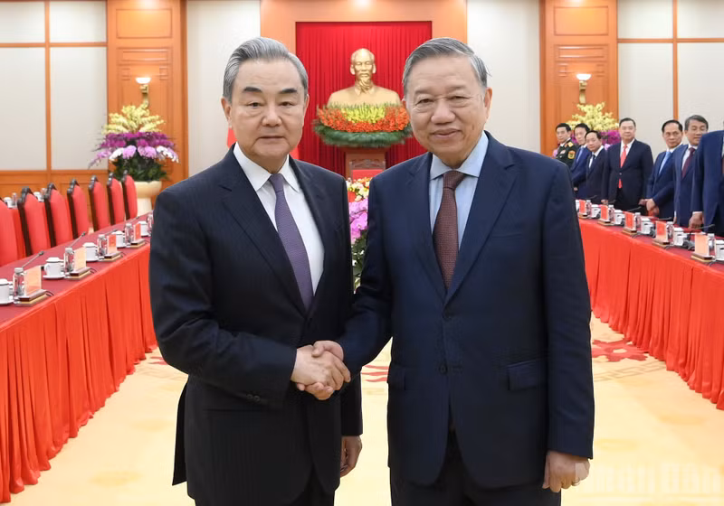 Le Secrétaire général du Parti communiste vietnamien, To Lam (à droite) et le ministre chinois des Affaires étrangères Wang Yi. Photo: NDEL