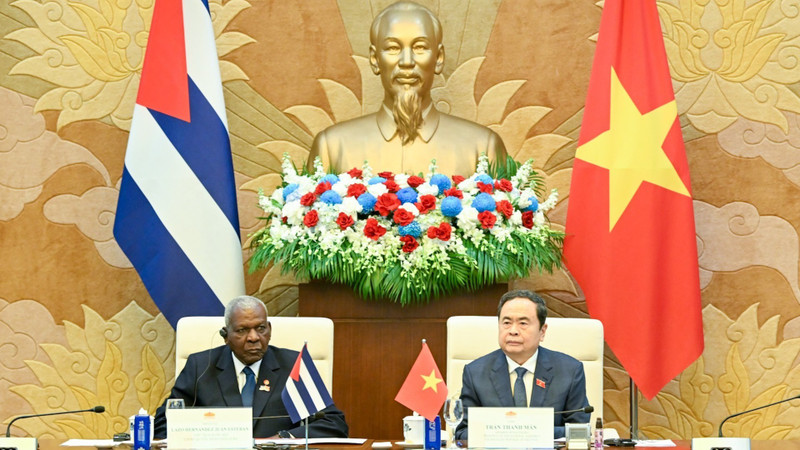La deuxième réunion du Comité de coopération interparlementaire Vietnam–Cuba a eu lieu dans la matinée du 1er octobre à Hanoï sous la co-présidence du président de l’Assemblée nationale du Vietnam, Tran Thanh Man (droite), et son homologue de Cuba, Esteban Lazo Hernández. Photo : NDEL