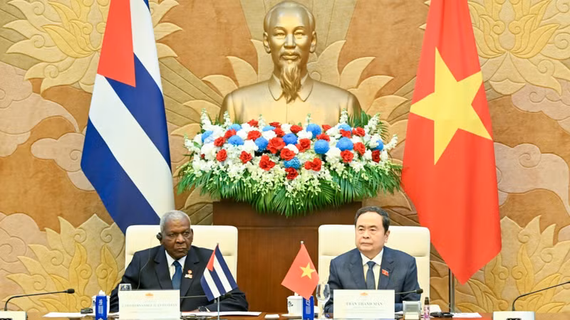 La deuxième réunion du Comité de coopération interparlementaire Vietnam–Cuba a eu lieu dans la matinée du 1er octobre à Hanoï sous la co-présidence du président de l’Assemblée nationale du Vietnam, Tran Thanh Man (droite), et son homologue de Cuba, Esteban Lazo Hernández. Photo : NDEL