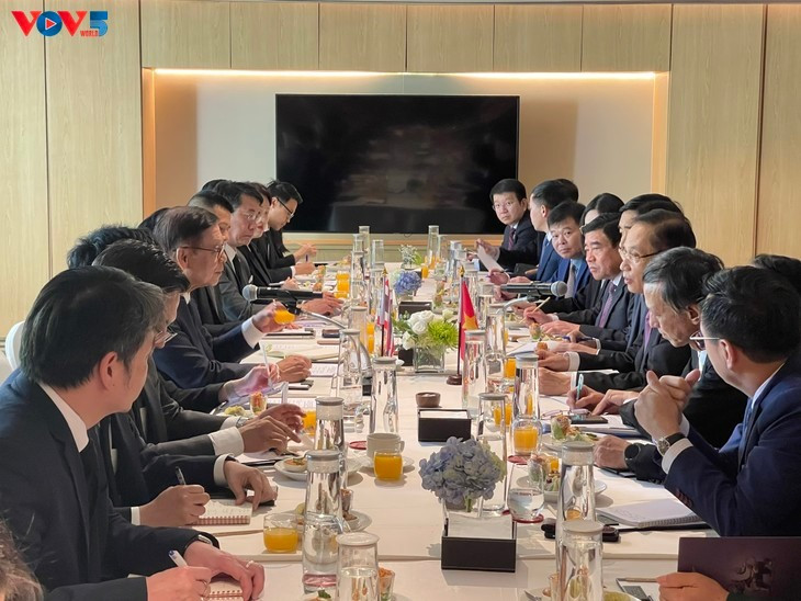 Le ministre vietnamien des Affaires étrangères, Le Hoai Trung, s’entretient avec son homologue thaïlandais Sihasak Phuangketkeow. Photo: VOV