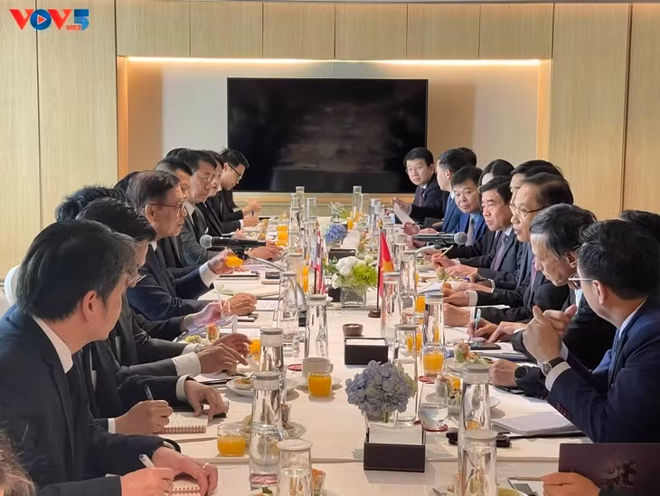 Le ministre vietnamien des Affaires étrangères, Le Hoai Trung, s’entretient avec son homologue thaïlandais Sihasak Phuangketkeow. Photo: VOV