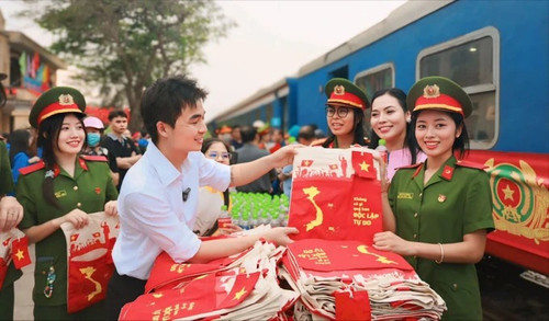 Xuân Duong a offert ces sacs aux membres de la troupe artistique des tambours de l’Académie de police, en partance pour leur mission au spectacle officiel du 30 avril. Photo : SGGP. Xuân Duong a offert ces sacs aux membres de la troupe artistique des tambours de l’Académie de police, en partance pour leur mission au spectacle officiel du 30 avril. Photo : SGGP.