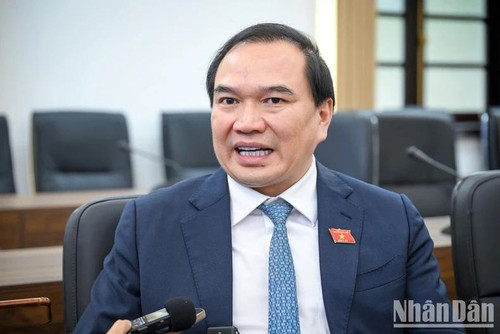 Le professeur Nguyen Cong Hoang, député de la province de Thai Nguyen et directeur de l’Hôpital central de Thai Nguyen Le professeur Nguyen Cong Hoang, député de la province de Thai Nguyen et directeur de l’Hôpital central de Thai Nguyen