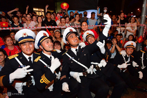 Un jeune soldat utilise son téléphone pour capturer des instants de partage avec la population lors de la répétition du défilé des 50 ans de la réunification, l’après-midi du 22 avril. Photo: Vnexpress Un jeune soldat utilise son téléphone pour capturer des instants de partage avec la population lors de la répétition du défilé des 50 ans de la réunification, l’après-midi du 22 avril. Photo: Vnexpress