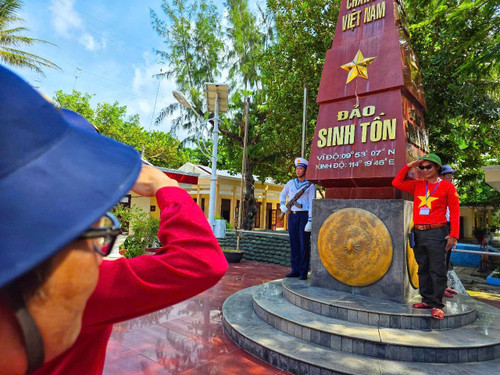 Les délégués saisissent l'occasion d'immortaliser de beaux moments sur l'île. Photo: TNO. Les délégués saisissent l'occasion d'immortaliser de beaux moments sur l'île. Photo: TNO.