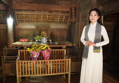 Les visiteurs, émus, prennent des photos souvenirs dans la maison ancestrale paternelle du Président Hô Chi Minh. Photo: Quang Dai. Les visiteurs, émus, prennent des photos souvenirs dans la maison ancestrale paternelle du Président Hô Chi Minh. Photo: Quang Dai.