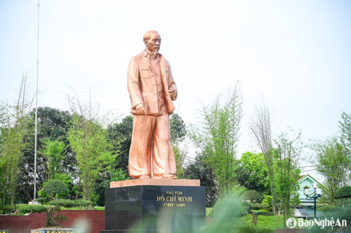 Le monument de la statue « Le Président Hô Chi Minh en visite dans son village natal » au stade du village de Sen. Photo : baonghean Le monument de la statue « Le Président Hô Chi Minh en visite dans son village natal » au stade du village de Sen. Photo : baonghean
