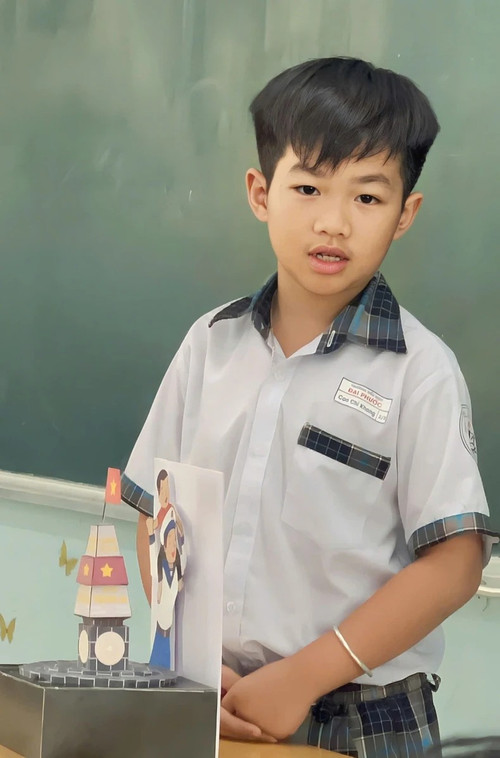 Cao Chi Khang lors de sa présentation sur la souveraineté maritime et insulaire à l’école. Cao Chi Khang lors de sa présentation sur la souveraineté maritime et insulaire à l’école.