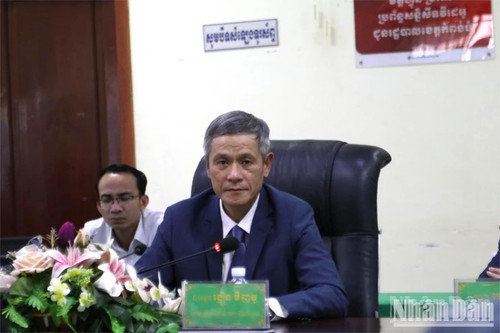 L'ambassadeur Nguyên Minh Vu lors d'une rencontre avec les dirigeants de la province de Kampong Thom. Photo: NDEL L'ambassadeur Nguyên Minh Vu lors d'une rencontre avec les dirigeants de la province de Kampong Thom. Photo: NDEL