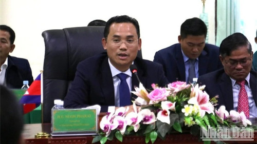Le gouverneur de la province de Kampong Thom, Nuon Pharat, s'exprime lors de la rencontre. Photo: NDEL Le gouverneur de la province de Kampong Thom, Nuon Pharat, s'exprime lors de la rencontre. Photo: NDEL