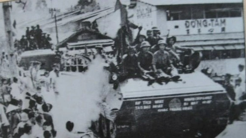 La population de Lái Thiêu accueille avec joie les soldats revenant libérer leur terre natale. (Photo fournie par le colonel général Nguyên Huy Hiêu)