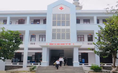 Le dispensaire de Song Tu Tay constitue un appui médical militaire fiable, fidèle compagnon des habitants et pêcheurs en mer lointaine. Photo : VGP