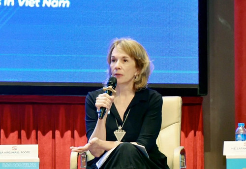 Mme Virginia B. Foote, directrice exécutive de Bay Global Strategies et vice-présidente de la Chambre de commerce américaine au Vietnam, prend la parole lors de la table ronde. Photo : baoquocte. Mme Virginia B. Foote, directrice exécutive de Bay Global Strategies et vice-présidente de la Chambre de commerce américaine au Vietnam, prend la parole lors de la table ronde. Photo : baoquocte.