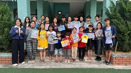 Des enfants du Centre de protection des enfants de Xuan Phu (à Hue) ont participé à un atelier artistique animé par des artistes venus de France. Photo : Comité d'organisation. Des enfants du Centre de protection des enfants de Xuan Phu (à Hue) ont participé à un atelier artistique animé par des artistes venus de France. Photo : Comité d'organisation.