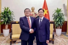 Le vice-ministre des Affaires étrangères Ngo Le Van (droite) 