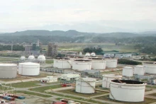 D’ici la fin mars, la raffinerie de Dung Quât devrait recevoir de l’éthanol carburant de Central Biofuels JSC (BSR-BF) pour son incorporation dans l’essence E10 RON95, ce qui augmentera encore la production nationale. Photo : VNA. 
