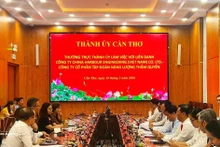 Séance de travail entre les autorités de Can Tho et les représentants du consortium formé par la société China Harbour Engineering (Vietnam) et la société par actions Shenzhen Energy Group. Photo: VNA 
