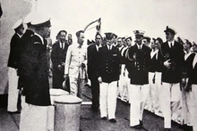 Le haut-commissaire d’Argenlieu accueille le Président Hô Chi Minh à bord du croiseur Emile Bertin, le 24 mars 1946. Derrière lui, à droite, M. Hoang Minh Giam ; à gauche, M. Nguyen Tuong Tam.