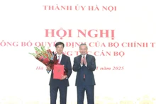 Le secrétaire général du PCV, To Lam, remet la décision et offre des fleurs à M. Nguyen Duy Ngoc