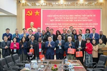 Les dirigeants et le personnel du journal Nhân Dân accueillent la délégation internationale de journalistes venus couvrir le XIVe Congrès du Parti.