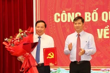 Nguyen Thanh Tam, membre du Comité central du Parti et vice-chef de la Commission d’organisation du Comité central, remet la décision du Secrétariat à Nguyen Van Ut. Photo: VNA 