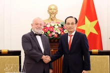 Le Hoai Trung, membre du Bureau politique et ministre des Affaires étrangères du Vietnam (droite) et Hynek Kmonicek, ambassadeur de la République tchèque. Photo : VNA.