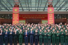 Le secrétaire général du Parti, To Lam pose avec les délégués lors de la rencontre. Photo : VNA. 