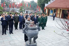 Le secrétaire général du Parti, To Lam, offre de l'encens en mémoire du feu leader du Parti Nguyen Van Linh. Photo : NDEL.