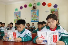 Élèves de l'école primaire de Tien Dien à Ha Tinh. Photo : VNA.