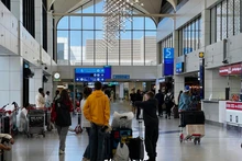 Des passagers à l'aéroport international de Dubaï, aux Émirats arabes unis, le 7 mars 2026. Photo : Xinhua/VNA. 