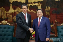 Le Premier ministre Pham Minh Chinh (à droite) et l’ambassadeur du Japon au Vietnam, Ito Naoki. Photo: NDEL 