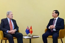 Le vice-Premier ministre et ministre des Affaires étrangères, Bui Thanh Son (à droite), reçoit le ministre néo-zélandais des Affaires étrangères, Winston Peters, en marge de la troisième Conférence des Nations Unies sur l’Océan (UNOC3) à Nice, en France. Photo : VGP. 