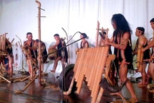 L’ensemble de gongs du village de Pleiku Roh lors d’une séance d’entraînement avant leur représentation en République de Corée en 2024. Photo : Siu Thum.