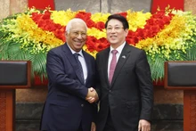 Le président Luong Cuong (droite) et le président du Conseil européen António Costa lors d’une conférence de presse informant sur les résultats de leur entretien à Hanoï. Photo : VNA.