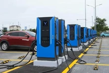Une borne de recharge pour véhicules électriques de V-Green vient d’être inaugurée au parking Minh Khai, rue Cau Dien, à Hanoï. Photo : NGUYEN NGHIA.